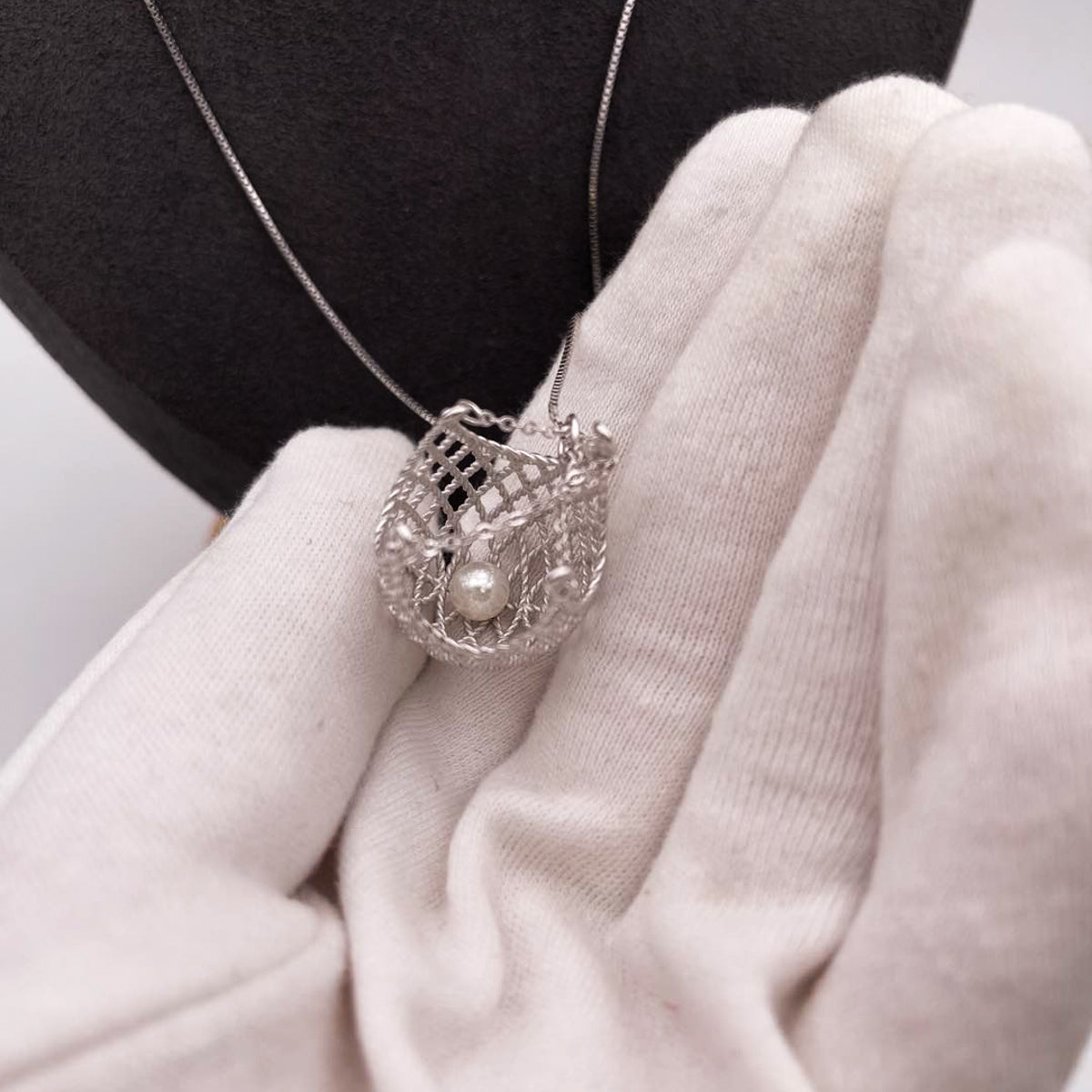 Pearl in a net necklace
