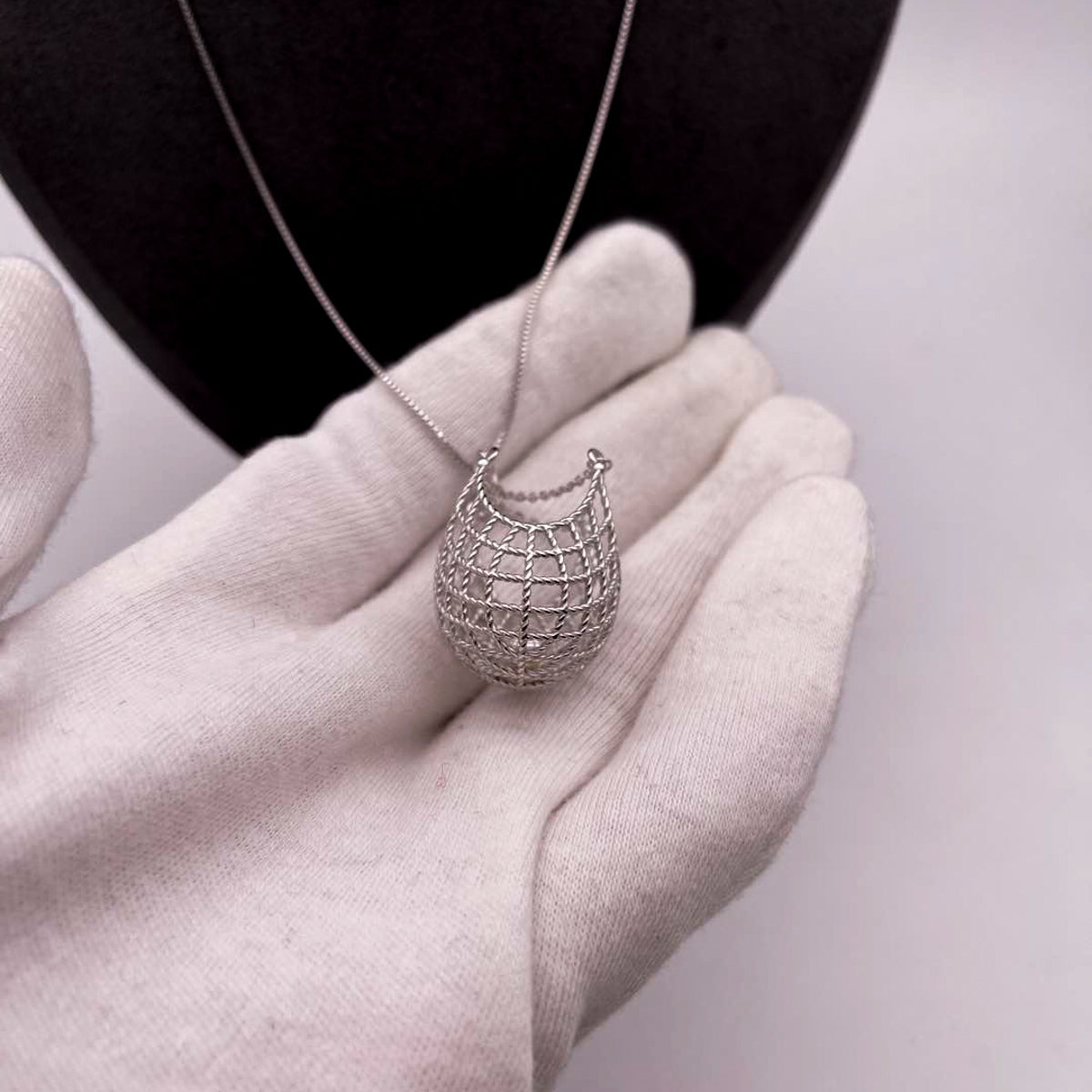 Pearl in a net necklace